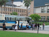 學生搭乘交通接駁車往來兩校區與友校宿舍