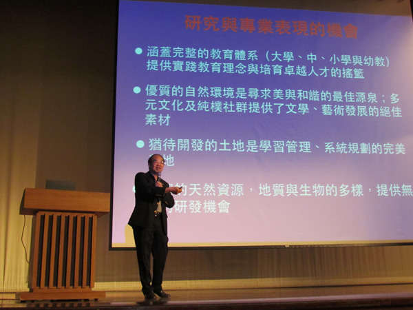 Prof. Maw-Kuen Wu explains his platform at the presidential candidate discussion session.
