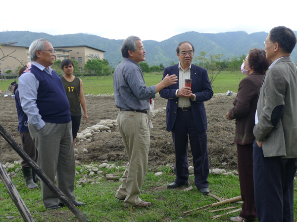 校長與原住民民族學院師生在小米田
