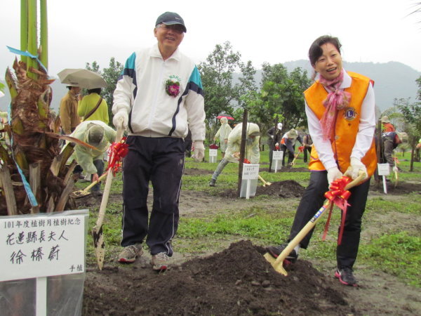 副校長楊維邦與縣長夫人徐榛蔚一起種樹