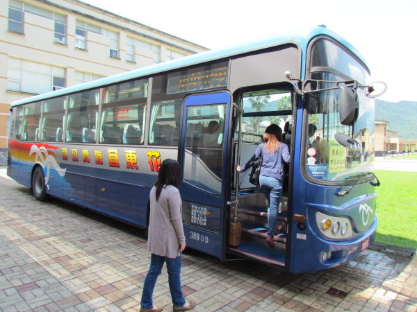 校內同學搭乘接駁專車