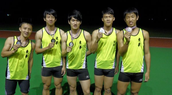 4x400公尺接力銅牌選手(左起)體育二簡崇恩、體育一劉興楷、體育二吳俊杰、體育二張孫繼遠、體育二吳旻育