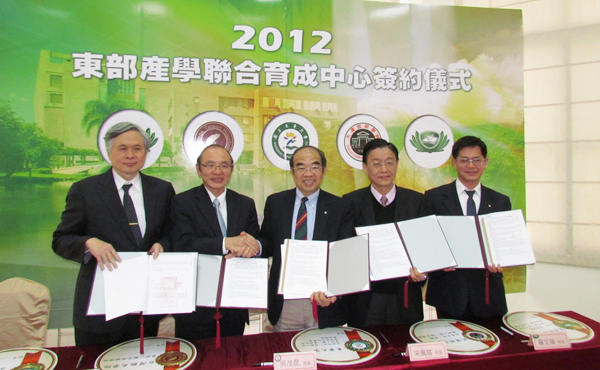 五校校長簽署後合影(左起)慈濟大學王本榮校長、台灣觀光學院李銘輝校長、東華大學吳茂昆校長、大漢技術學院宋佩瑄校長、慈濟技術學院羅文瑞校長