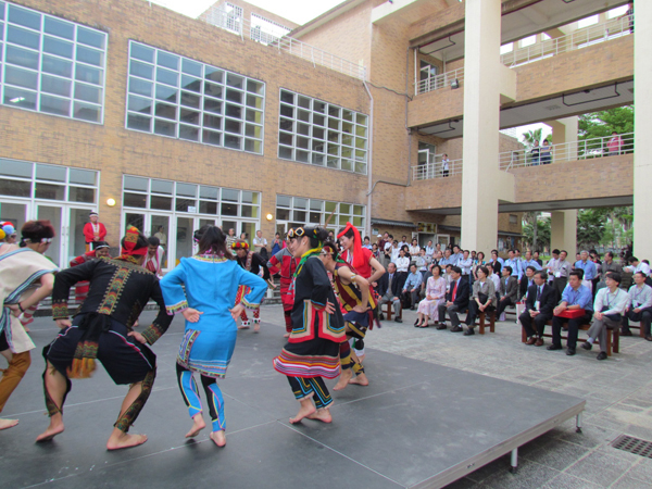 與會來賓欣賞原住民民族學院舞團戶外演出