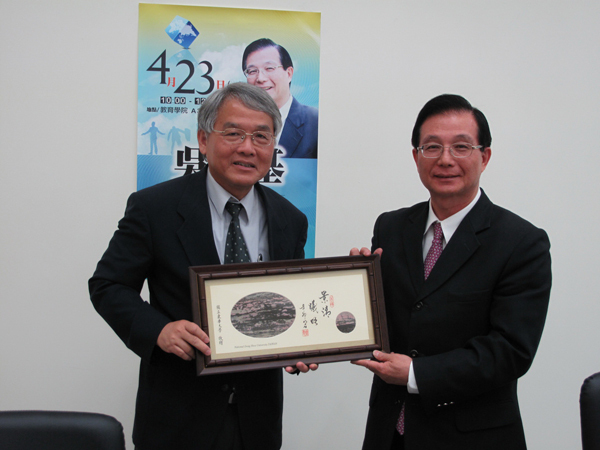 由副校長楊維邦代表致贈紀念品，感謝吳前部長蒞臨