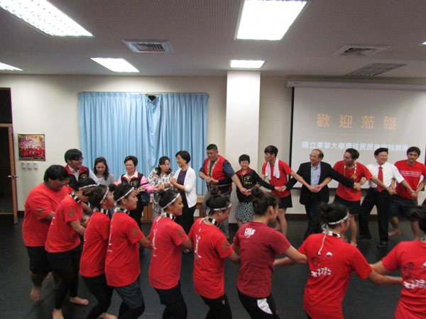看完樂舞演出後,縣長還意猶未盡地請同學們演唱歌曲,最後大家手牽著手,一起在阿美族的舞蹈中劃下活動的句點。