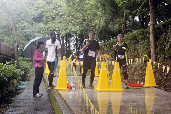 觀遊系陳柏元、經濟系陳怡晴互相加油打氣
