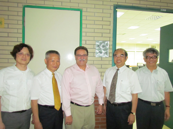 (左起)電機系陳震宇助理教授、育成中心黃得瑞主任、飛思卡爾大學產學合作計畫總監Mastronasdi Andy、校長吳茂昆、電機系孫宗瀛教授於全台第一個飛思卡爾實驗室前合影