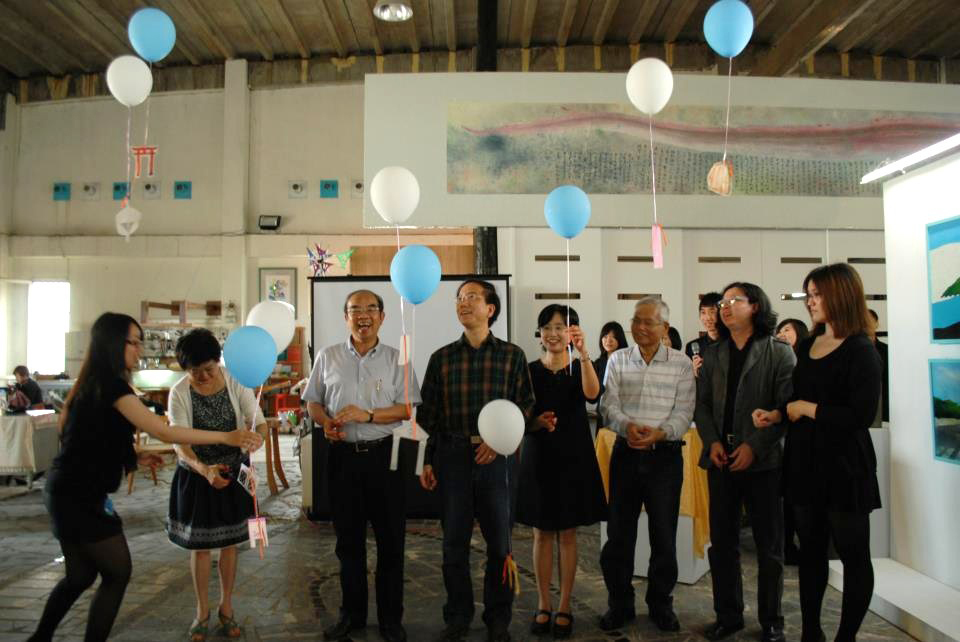 校長吳茂昆（左三）、學務長李大興（左四）、藝設系主任黃琡雅（右四）畢業展開幕剪綵