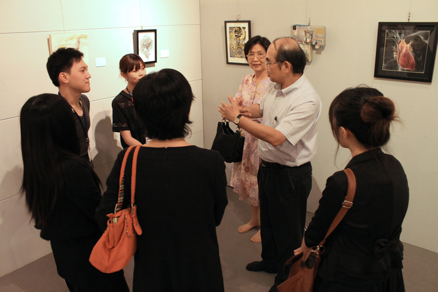 校長與參展同學對話