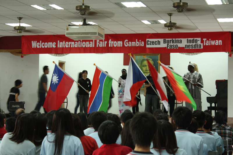 東華大學國際學生上台表演