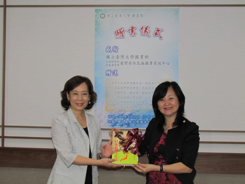 張璉館長(左)接受臺大圖書館館長陳雪華贈書