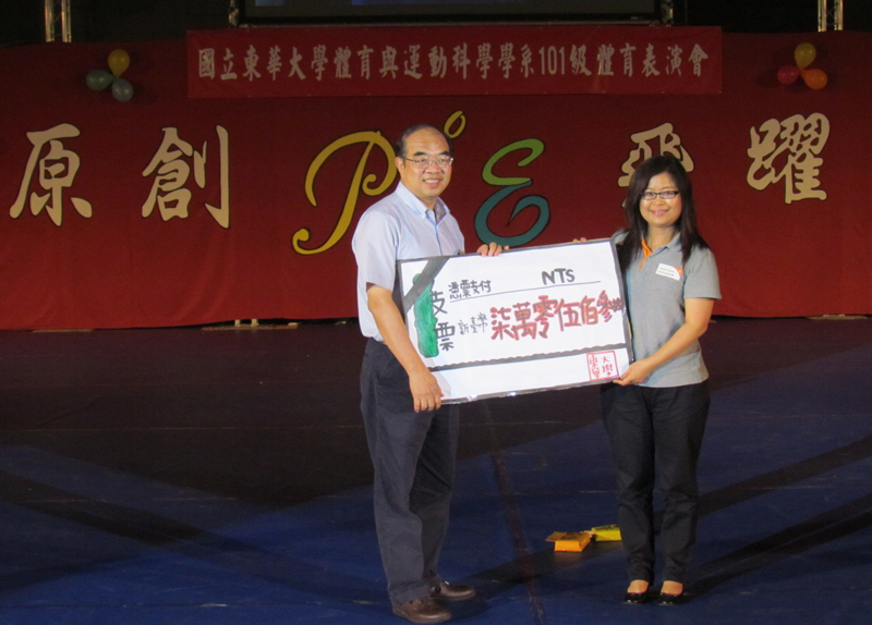 校長吳茂昆代表捐贈門票收入予台灣世界展望會