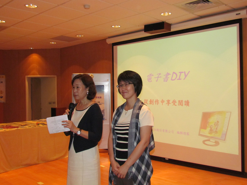 圖書館館長張璉（左）介紹演講者宋慧芹