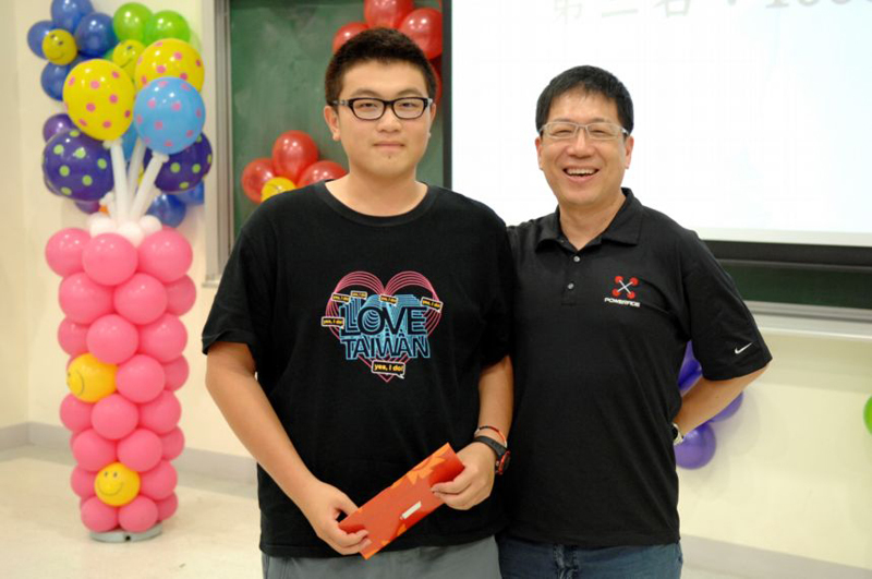 減重達人陳柏豪同學（左），共減重12.4KG，副學務長呂傑華頒獎