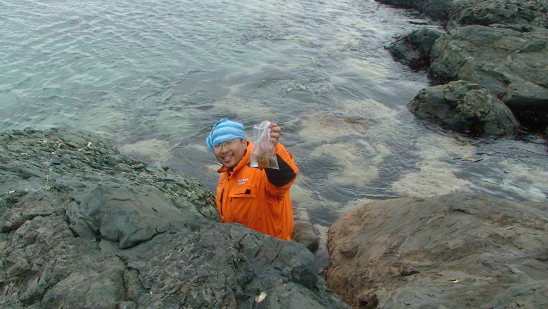 野外採集海綿。我們常要把手伸到零度左右冰冷的海水中，久了之後往往會失去觸覺