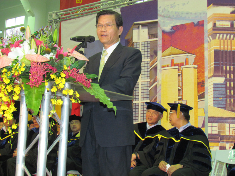 中研院院長翁啟惠勉勵畢業生