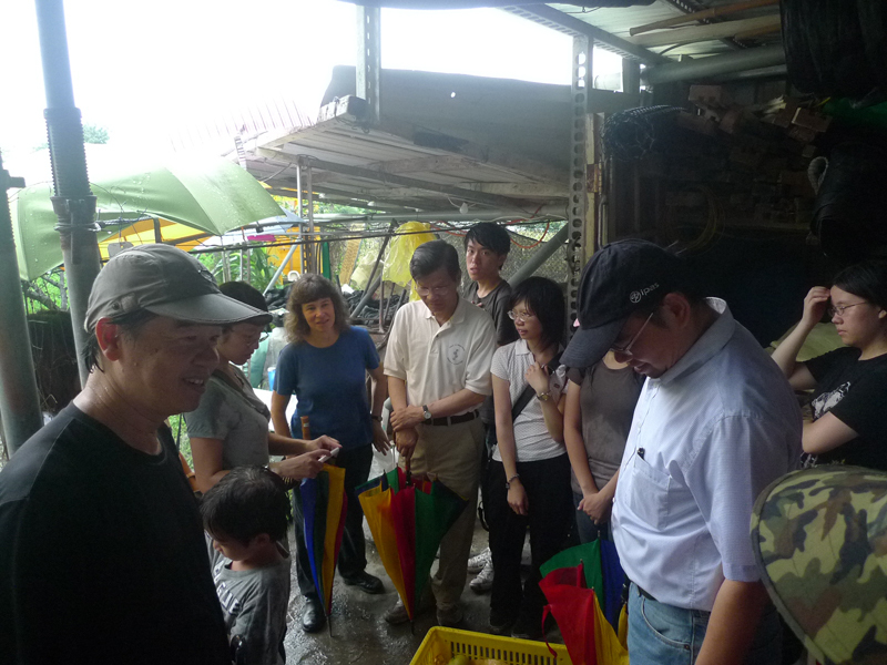 翁啟惠院長與吳茂昆校長在果園一角與園主敘談
