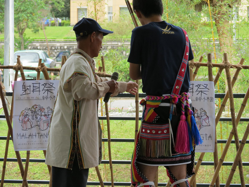 耆老指導射箭