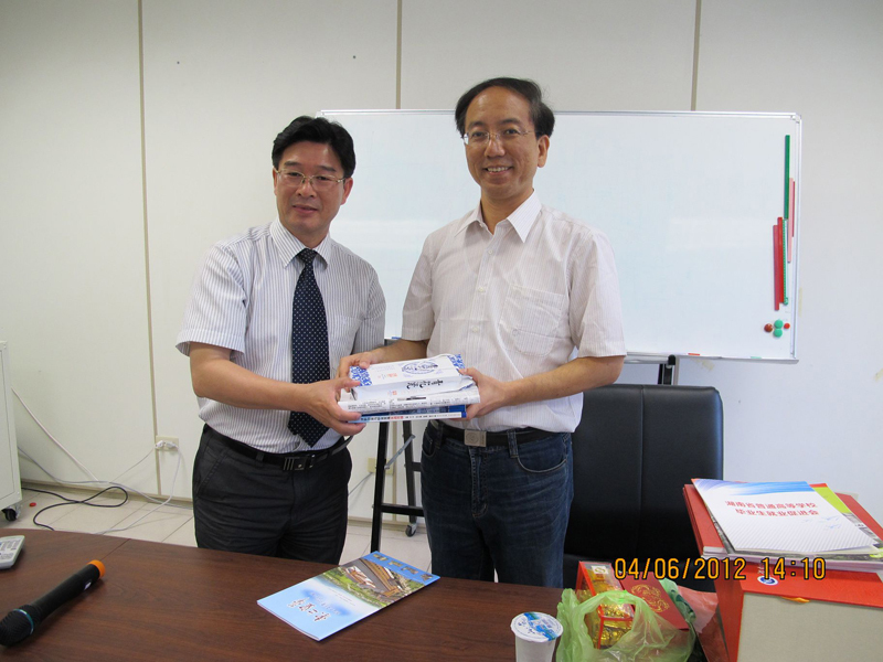 學務長李大興(右)與湖南科技學院院長宋宏福