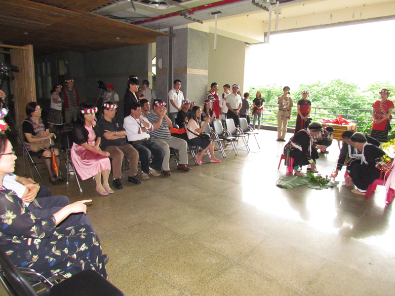 里漏部落祭師（Cikawasay）進行阿美族傳統祈福儀式