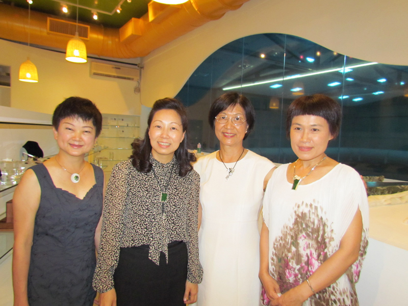 （左起）文化局長陳淑美、花蓮縣長夫人徐榛蔚、東華大學校長夫人唐慧晴、參展藝術家林淑雅助理教授共同配戴作品擔任展覽代言人