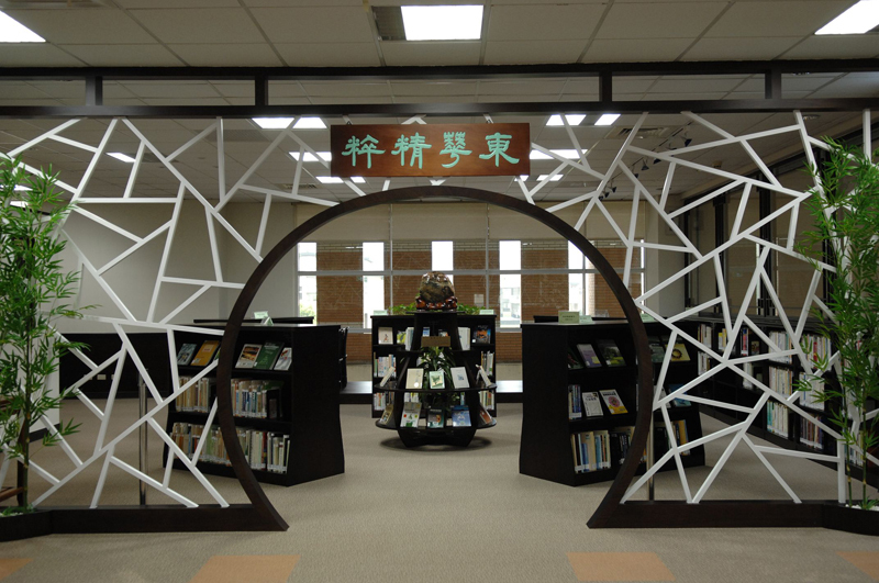 「東華精粹」營造出一個現代古典兼具的中國風書房,是一個專屬東華人的典藏空間,牌額四字出自中文系李秀華教授親書