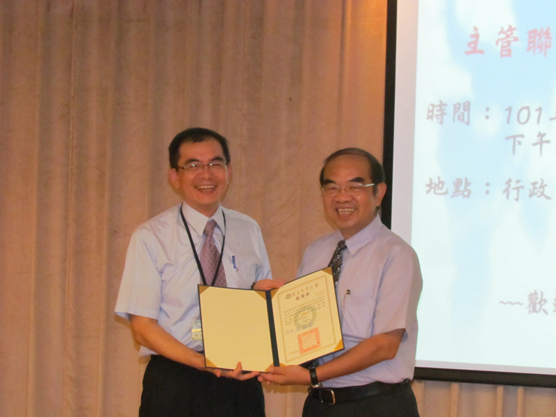 企管系褚志鵬教授(左)8月1日起擔任國際事務處國際長