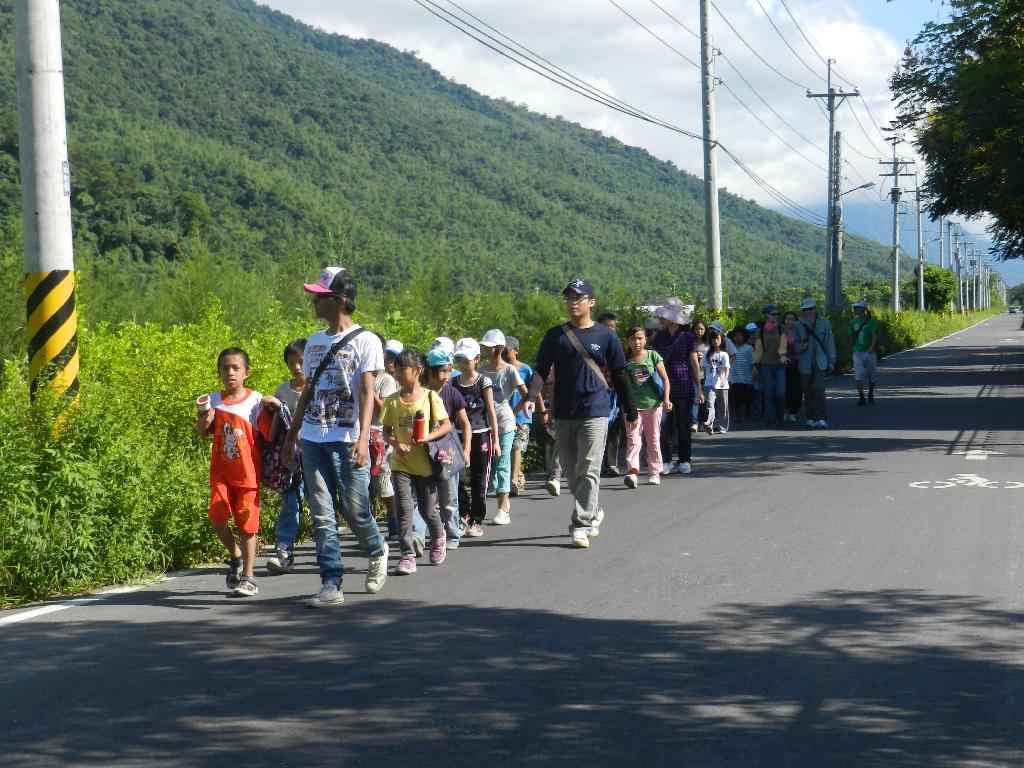 志學國小學童在東華大學的大哥哥、大姊姊護航下，一起遠足到鄰近的有機農場