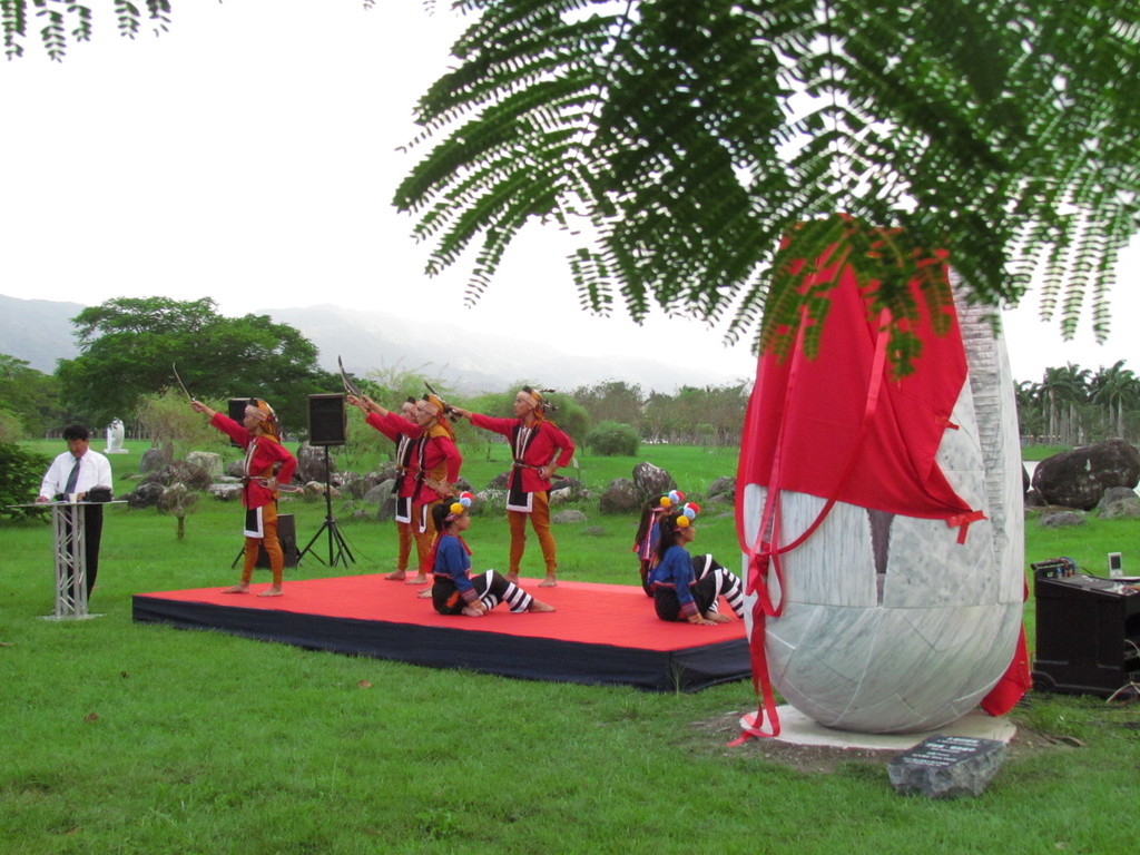 原住民民族學院舞團在雕塑公園揭幕儀式中演出