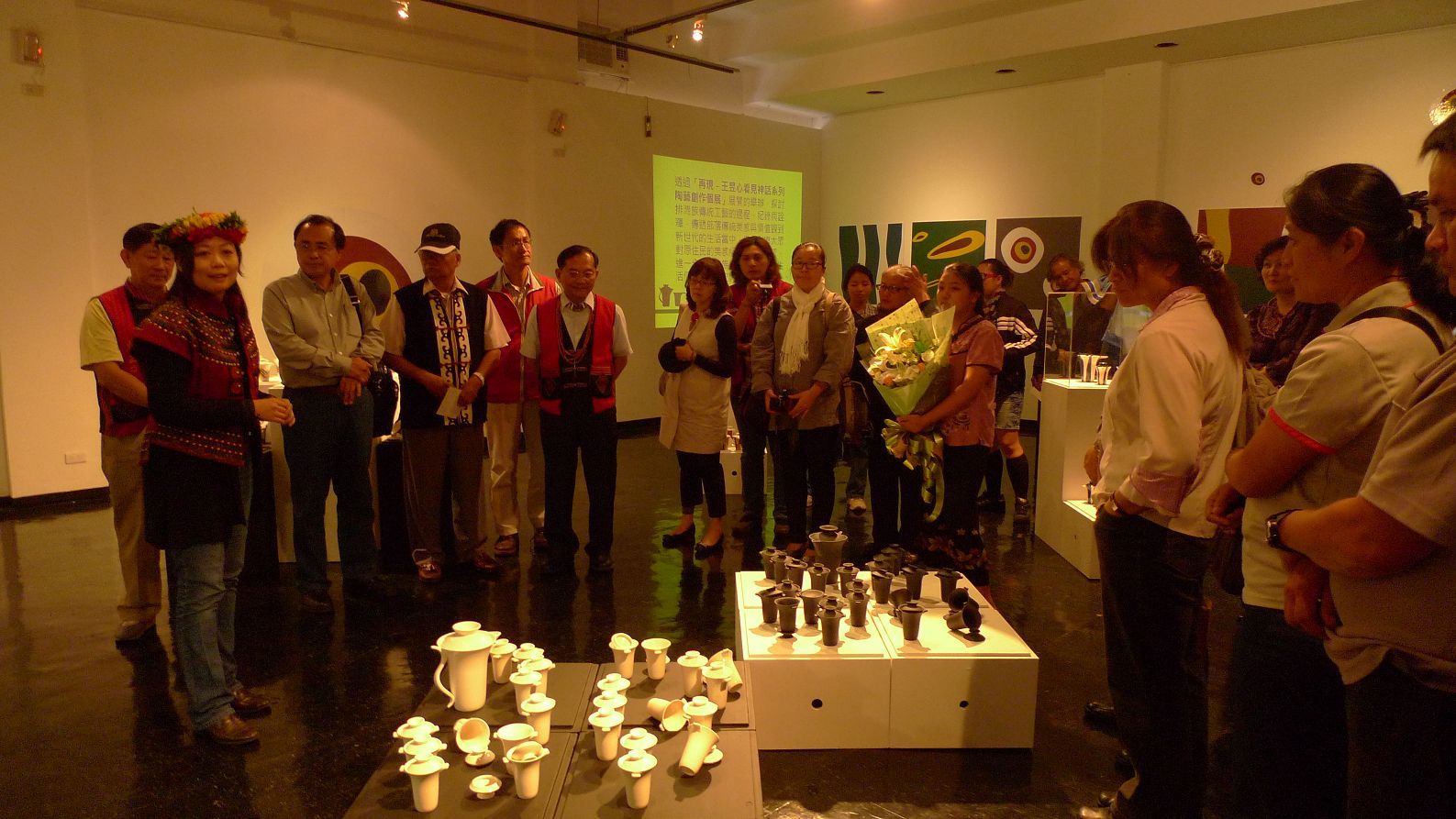 王昱心助理教授為來賓解說展出作品