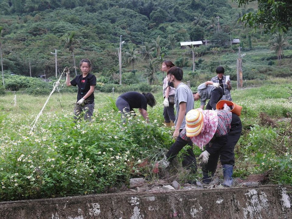 學生與部落族人在山上開墾農地種植紅黎