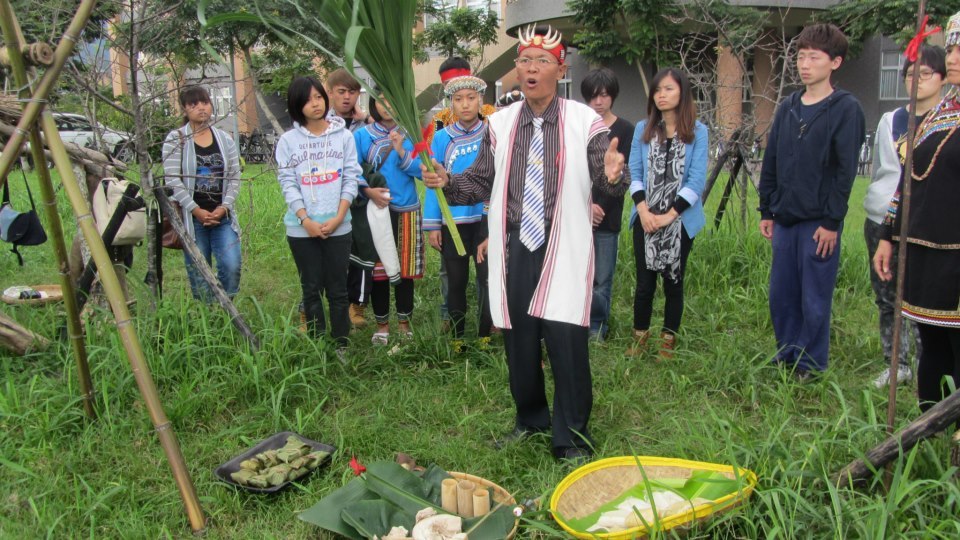 耆老帶領同學們進行年終祭儀式