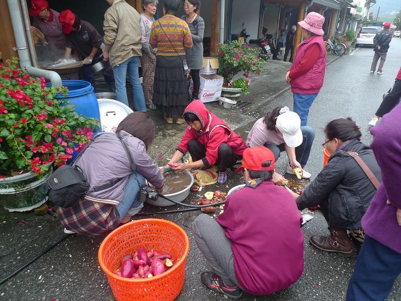 社區媽媽一起動手準備餐食，街道就是廚房