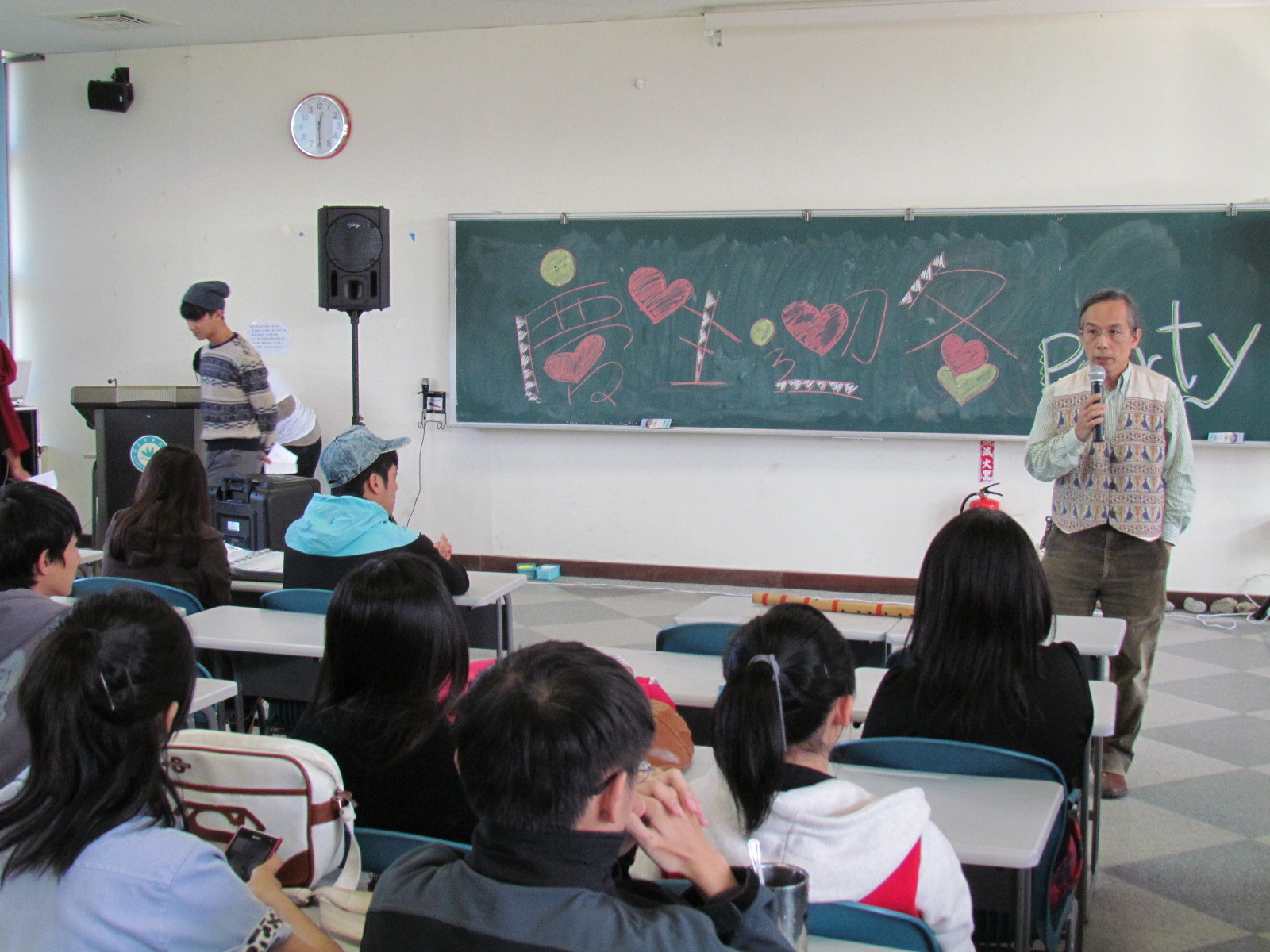 「慶生迎冬」活動發起人語傳系系主任紀駿傑特地穿上瓜地馬拉「馬雅人」製作的手工背心出席