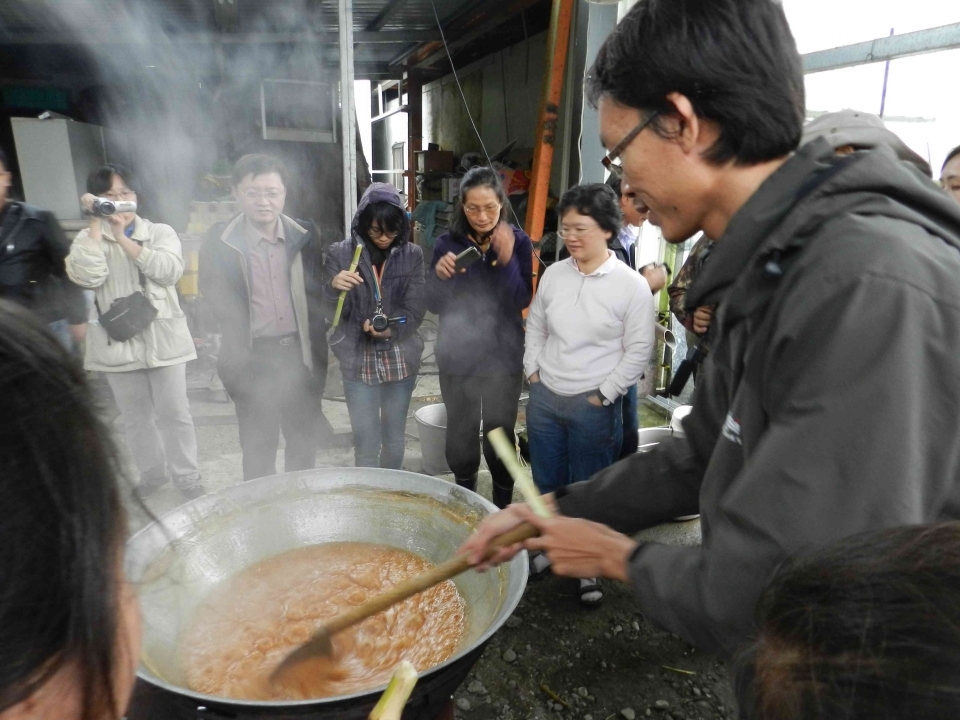 國際學生攪拌熬煮甘蔗汁