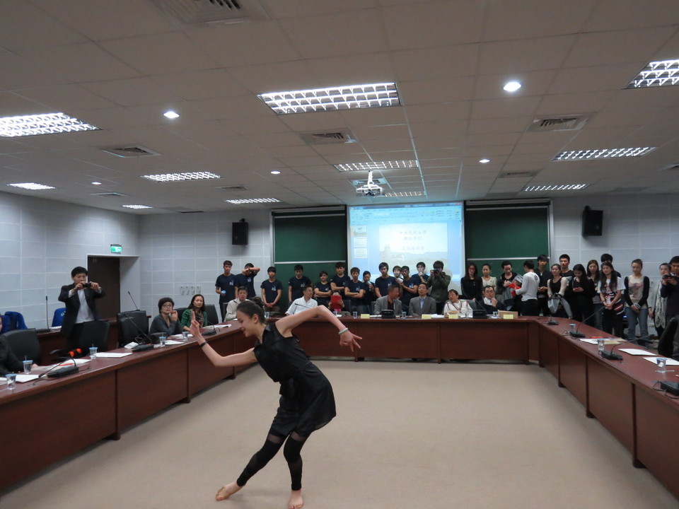 中央民族大學舞蹈學院學生演出相當特殊的魚舞