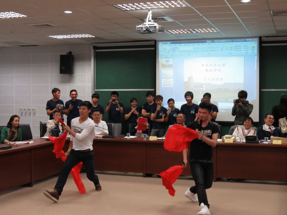 中央民族大學舞蹈學院學生演出蒙古族筷子舞