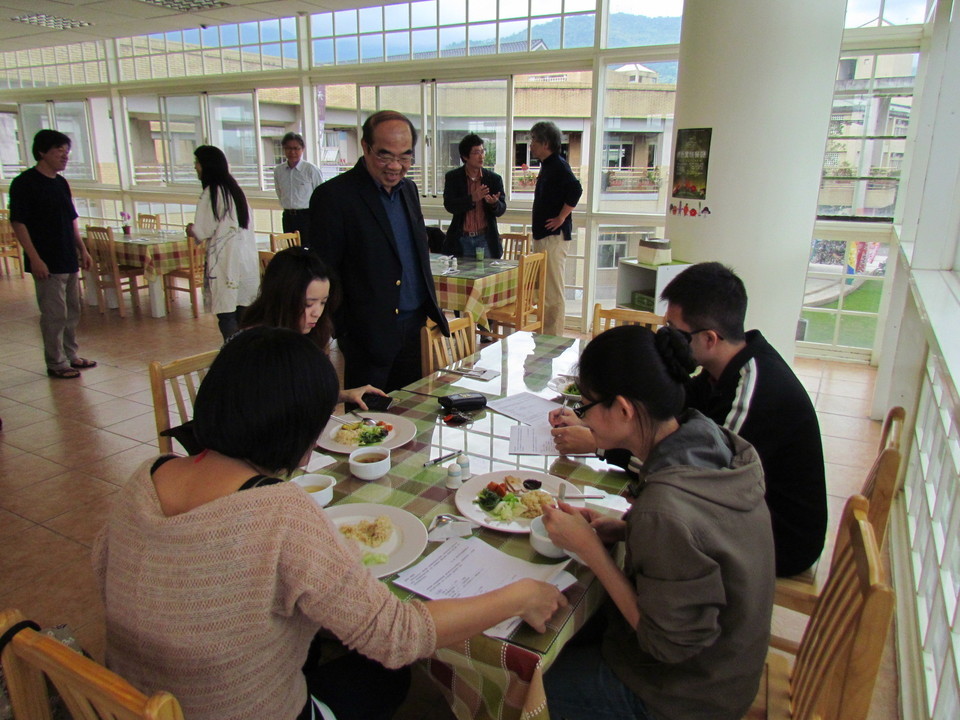 校長吳茂昆關心綠色實驗餐廳學生用餐情形