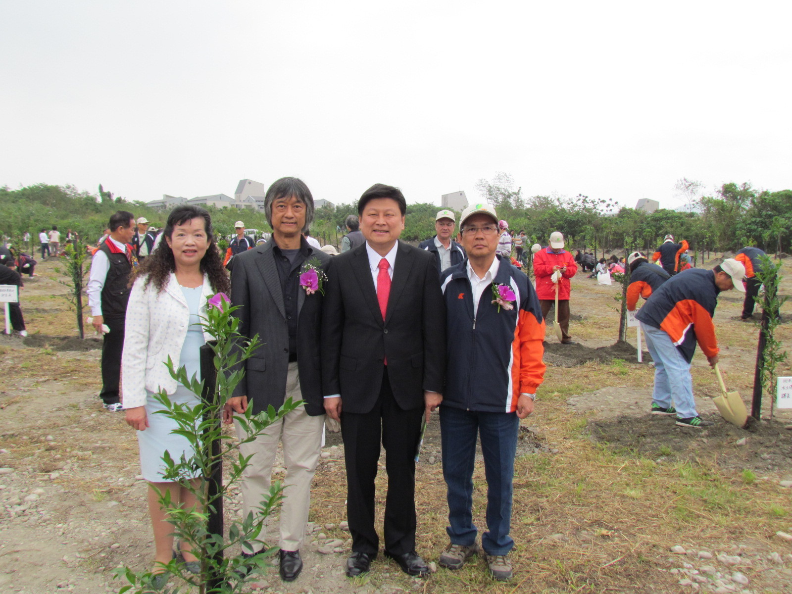 （左起）壽豐鄉鄉長張懷文、東華大學副校長鄭嘉良、花蓮縣長傅崐萁、花蓮林區管理處處長吳坤銘植樹後合影