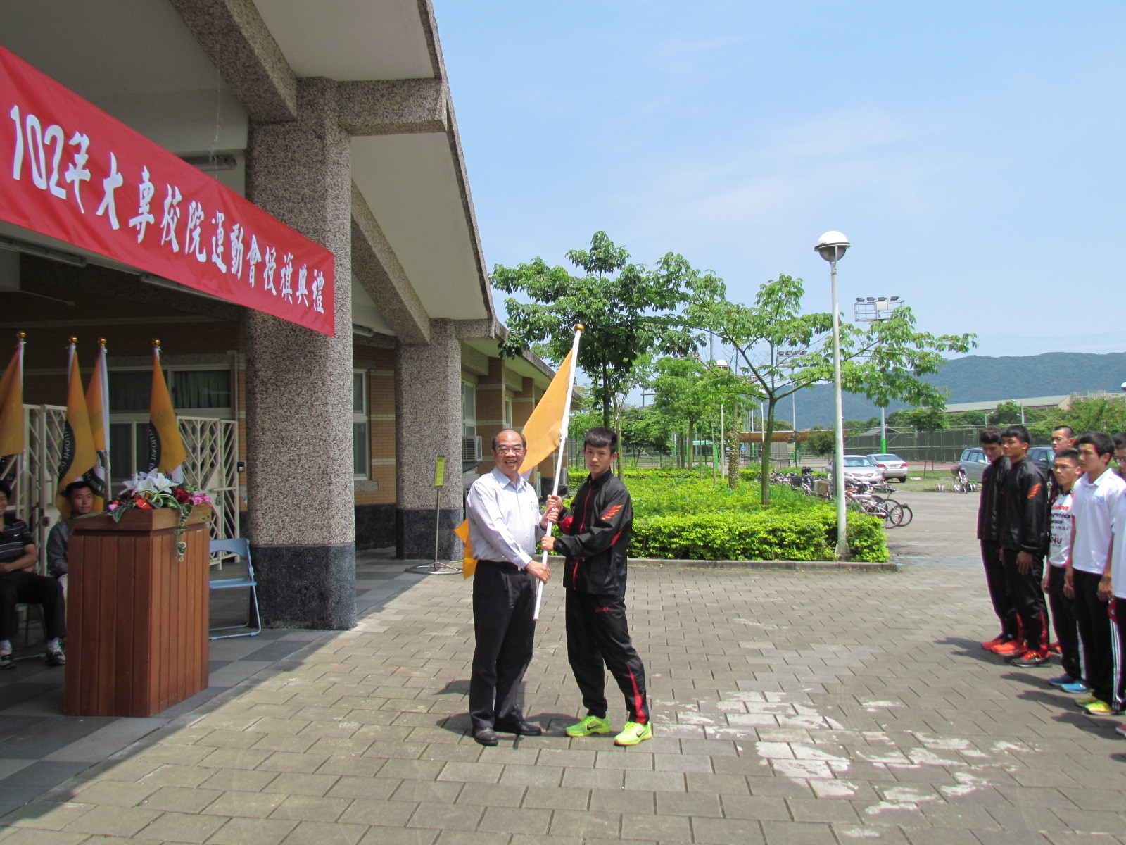 體育與運動科學系三年級鄭年祐代表接受校長吳茂昆授旗