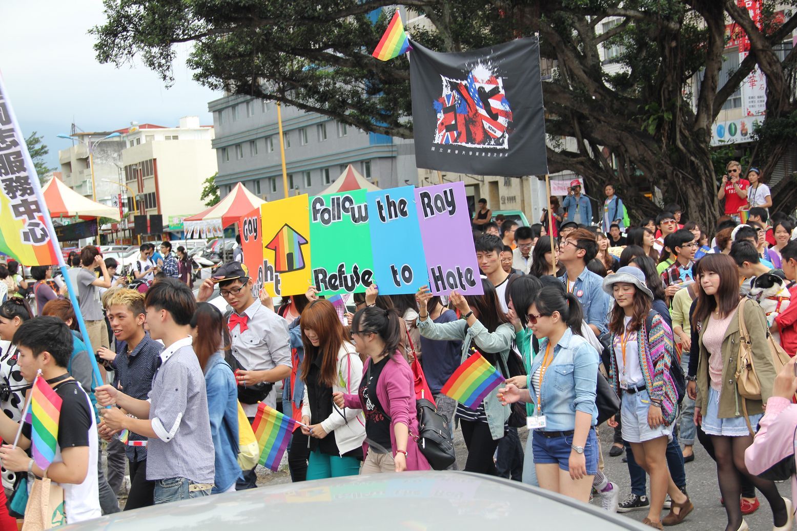 東華大學英美語文學系學生以繽紛標語為同志打氣並訴求反歧視