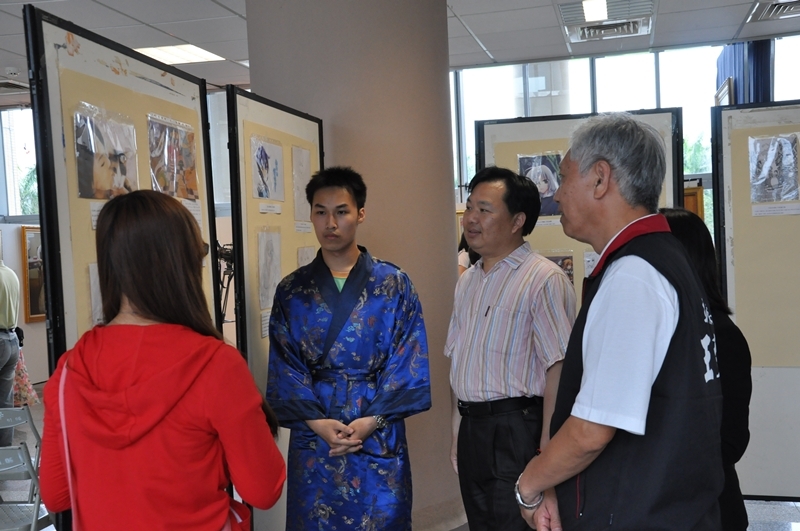 東華新秀五社聯展「秀」出包羅萬象之「美」吸引不少民眾前往欣賞