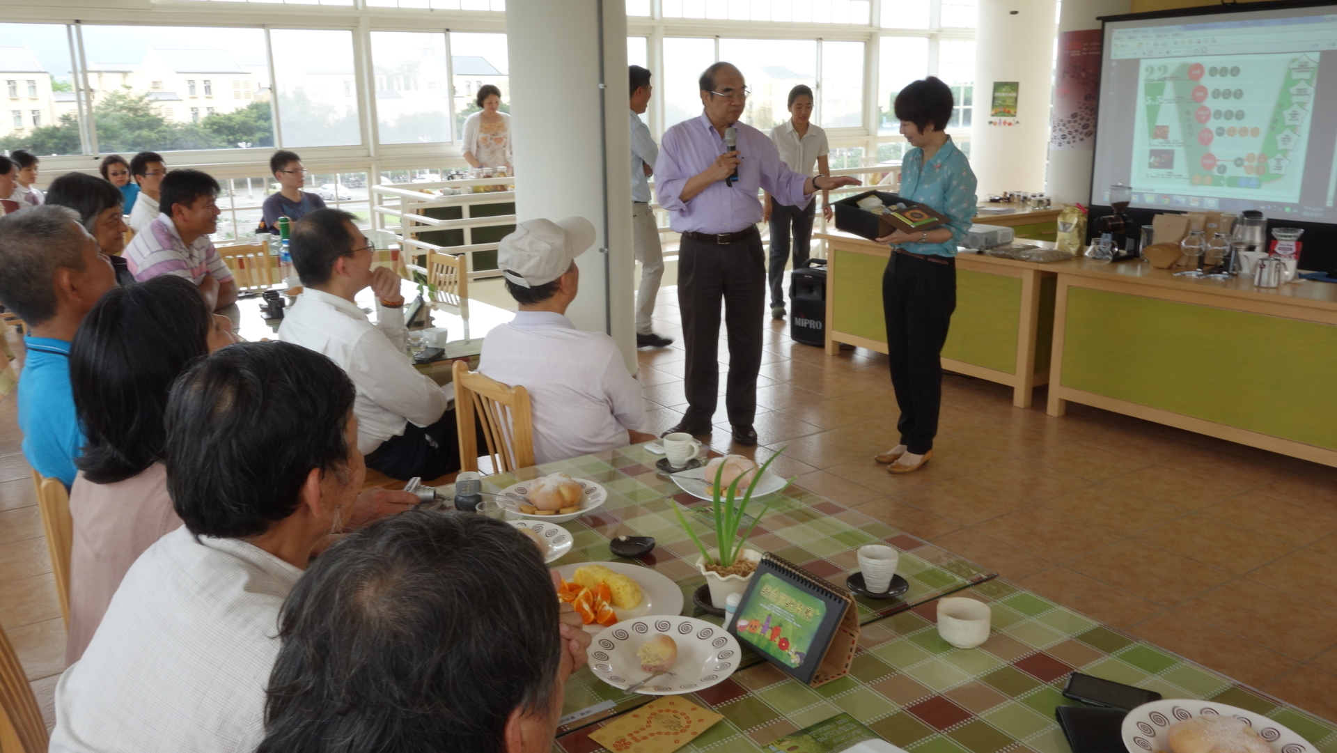 吳茂昆校長表示，這幾年東部的咖啡產業發展蓬勃，花蓮各地小農參與種植，但卻缺少銷售管道