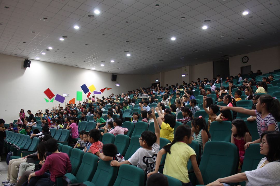 「2013國際文化下鄉展演活動」台上、台下熱烈互動