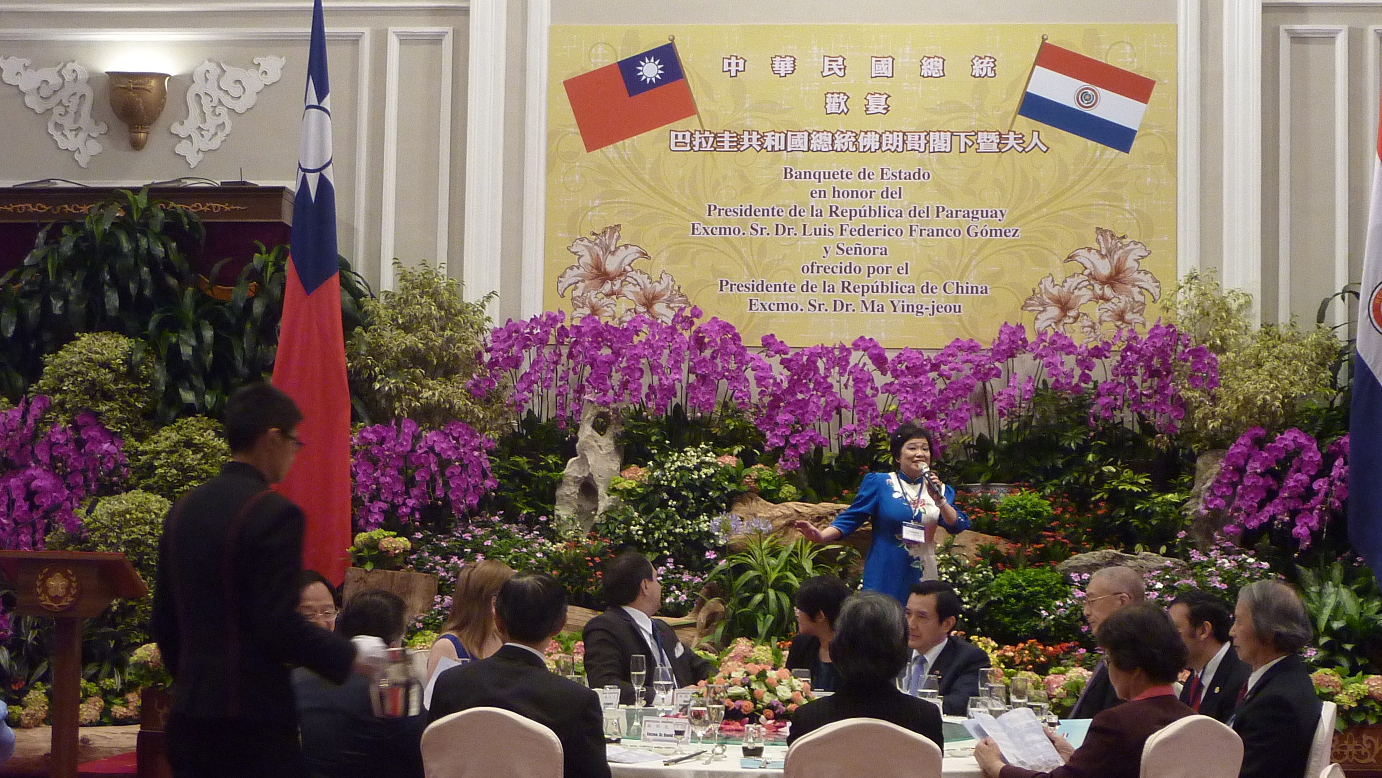巴拉圭共和國總統佛朗哥閣下回頭欣賞蘇秀華主任精湛的演出