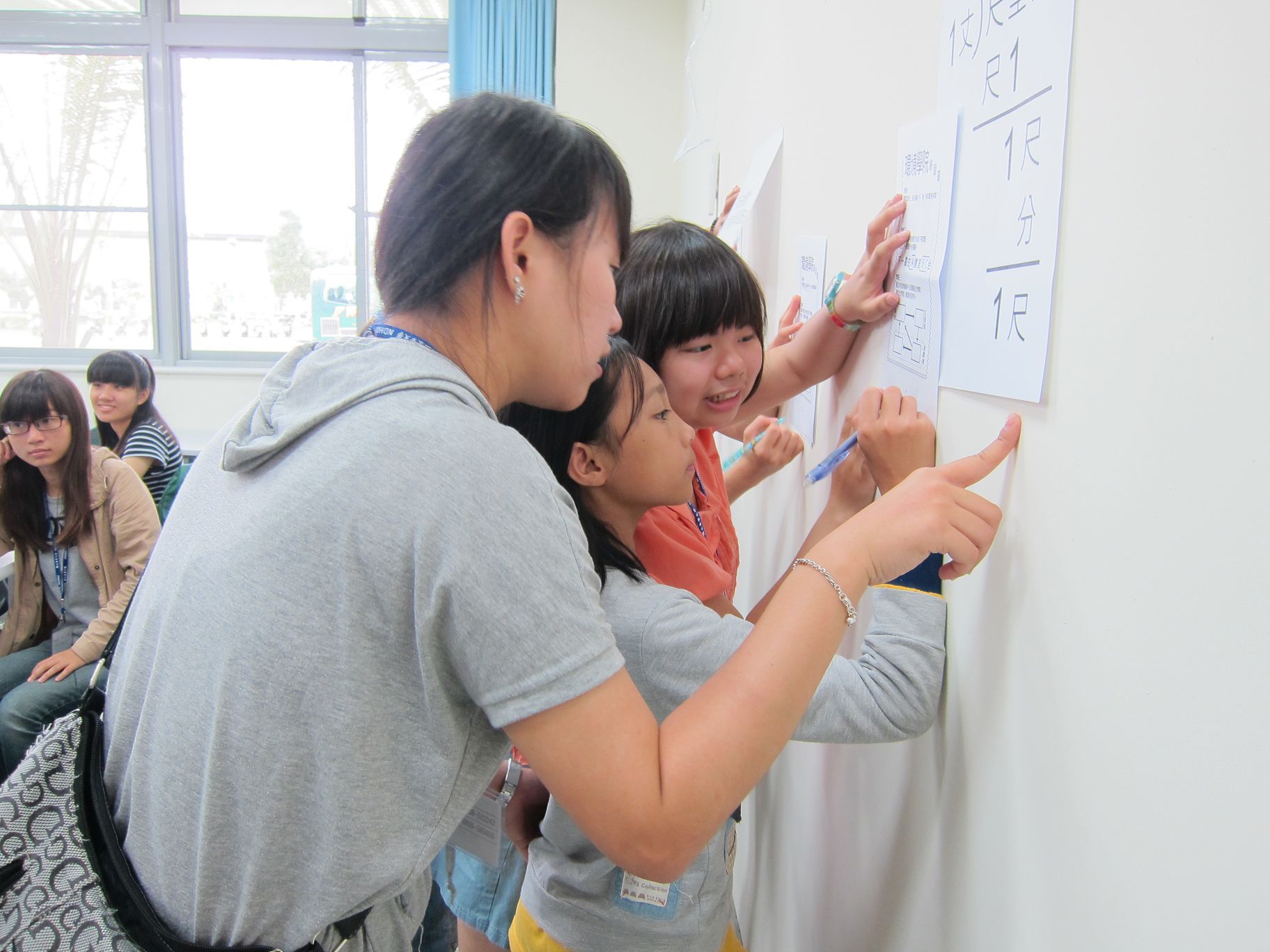 大學伴帶著小學伴共同完成闖關活動學習單