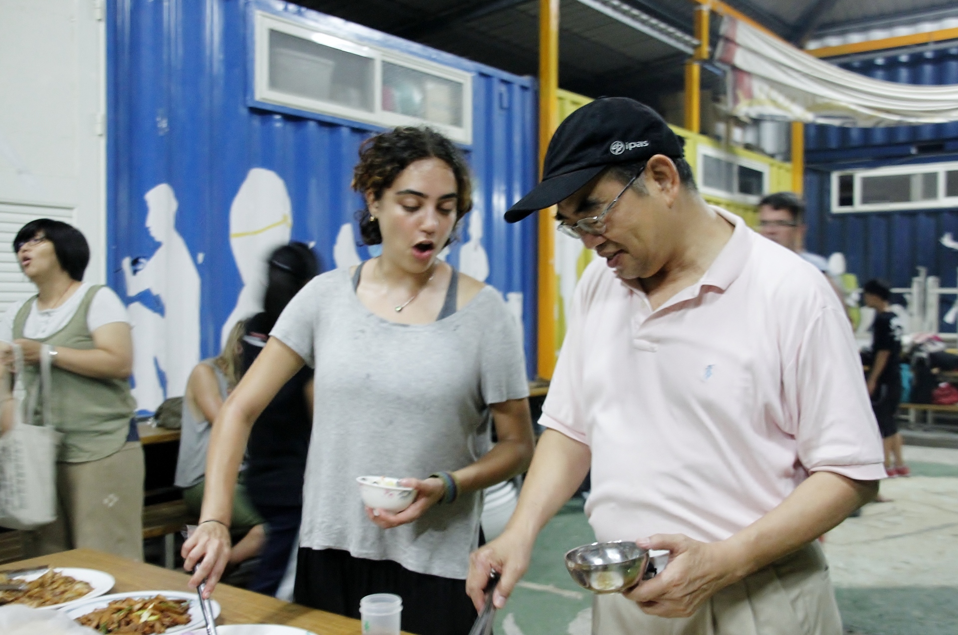 校長吳茂昆介紹台灣美食給外國學生了解