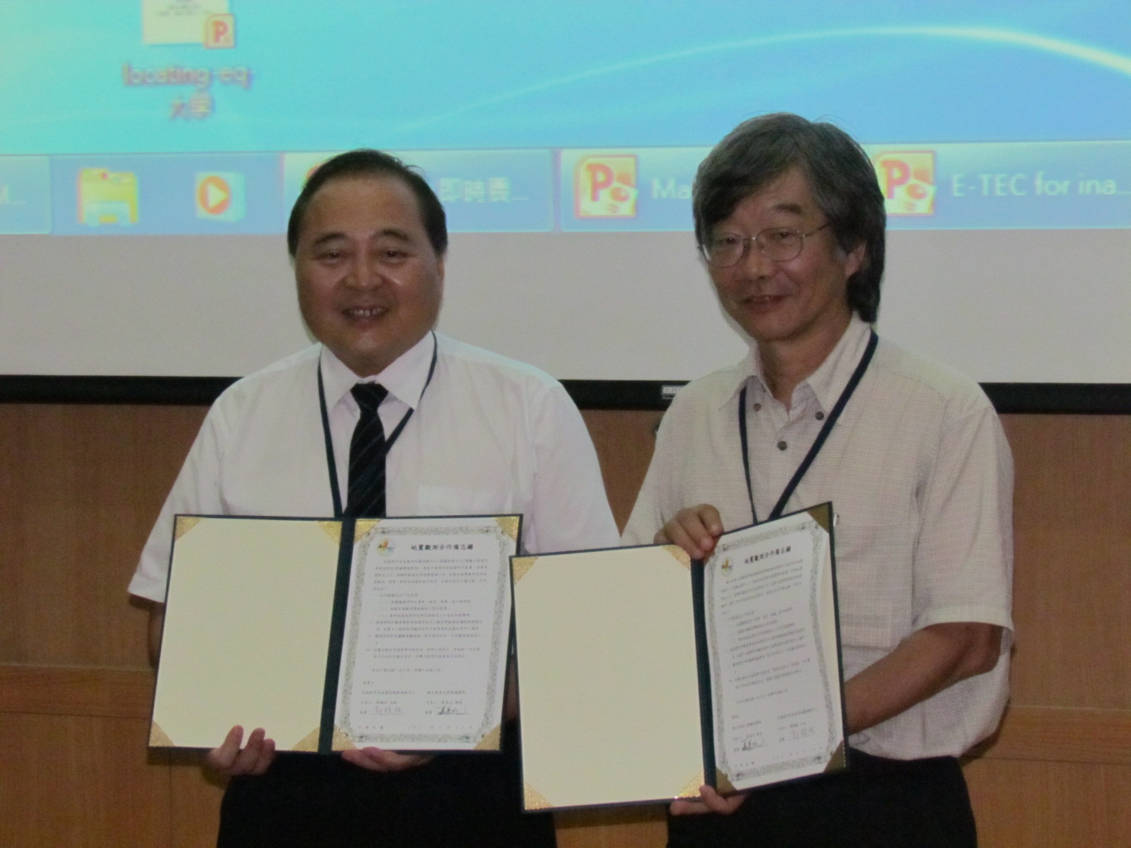環境學院院長夏禹九（右）與中央氣象局郭鎧紋主任交換合作協議