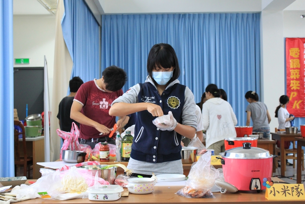 同學們認真的製作美食